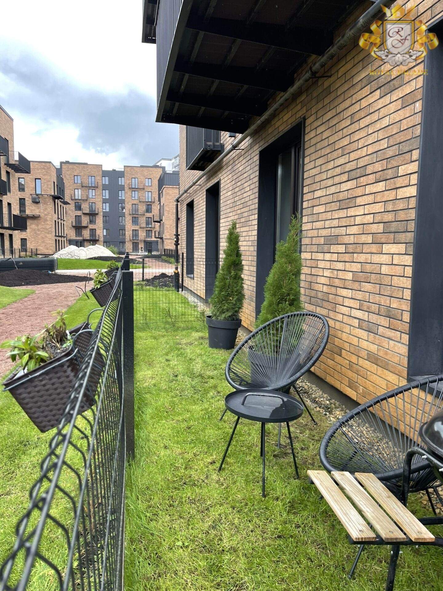 Insulated facade and courtyard with lawn and decorative elements