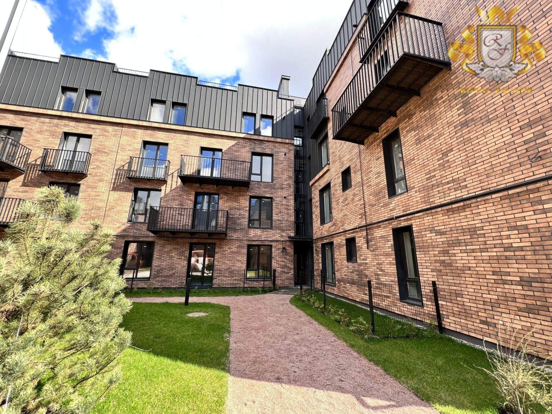 Facade of an apartment building insulated with clinker thermal panels