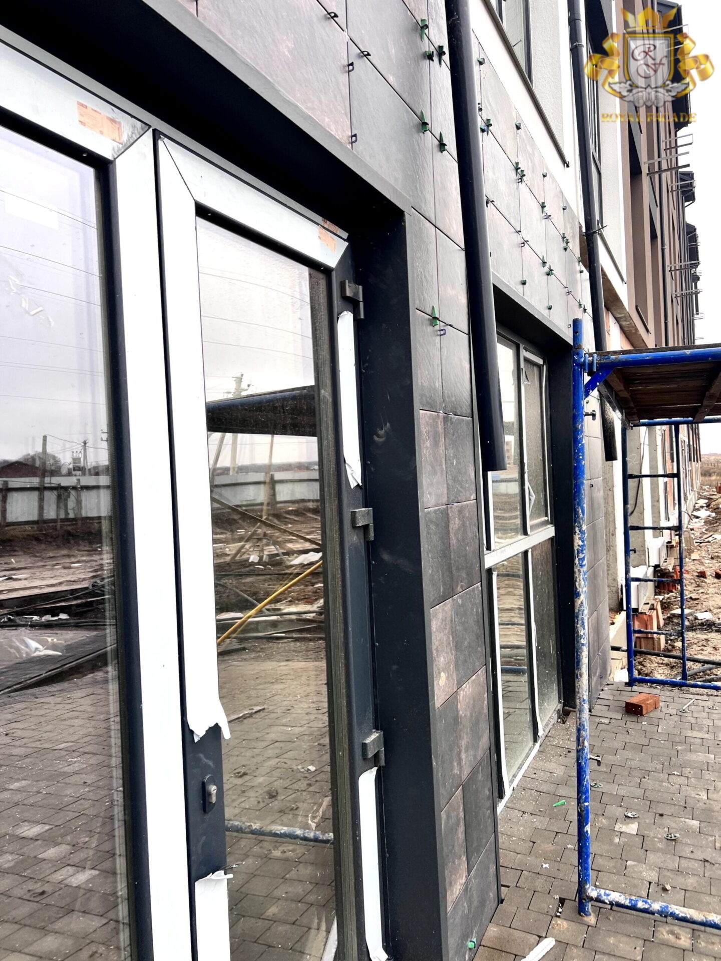 Ocieplenie piwnicy wielkoformatowym klinkierem Scandiano brązowym ze styropianem