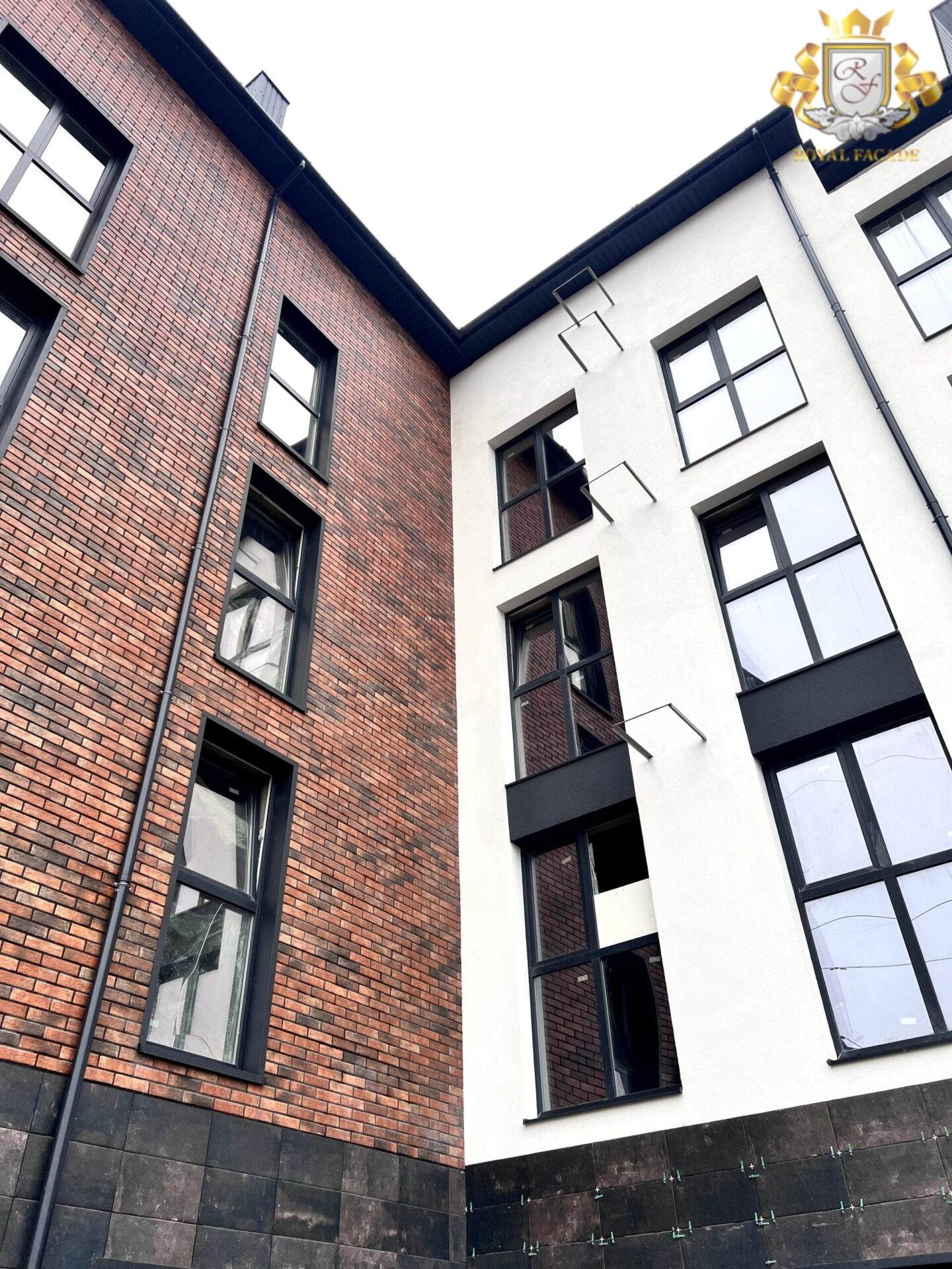 Elewacja z panelami termicznymi Loft cegła chili i tynkowanie pod kornikiem