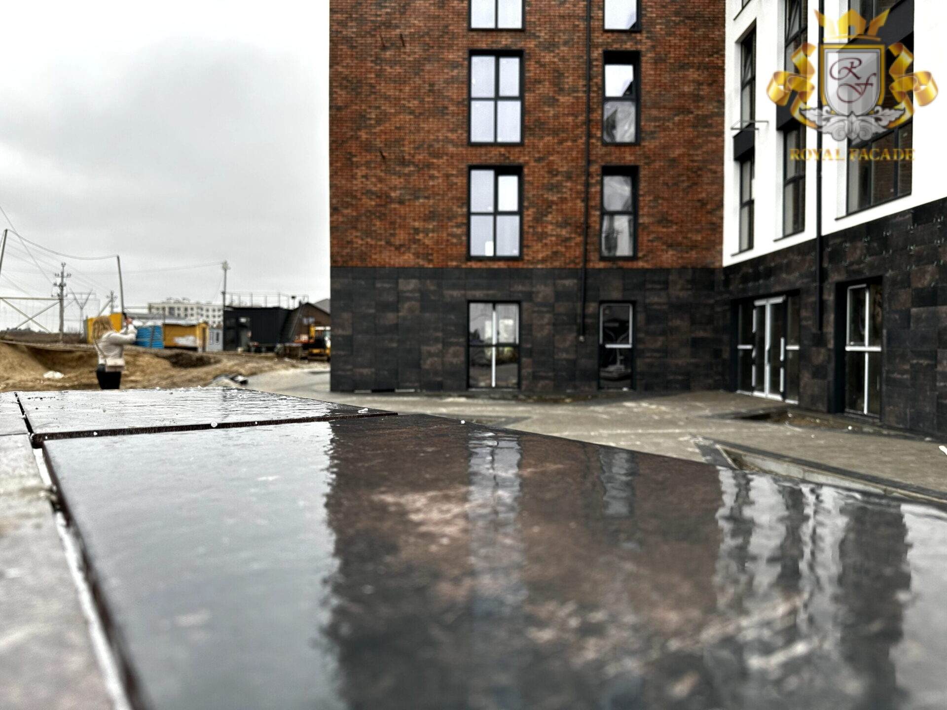 Szerokoformatowa dachówka Scandiano w kolorze brązowym z ociepleniem