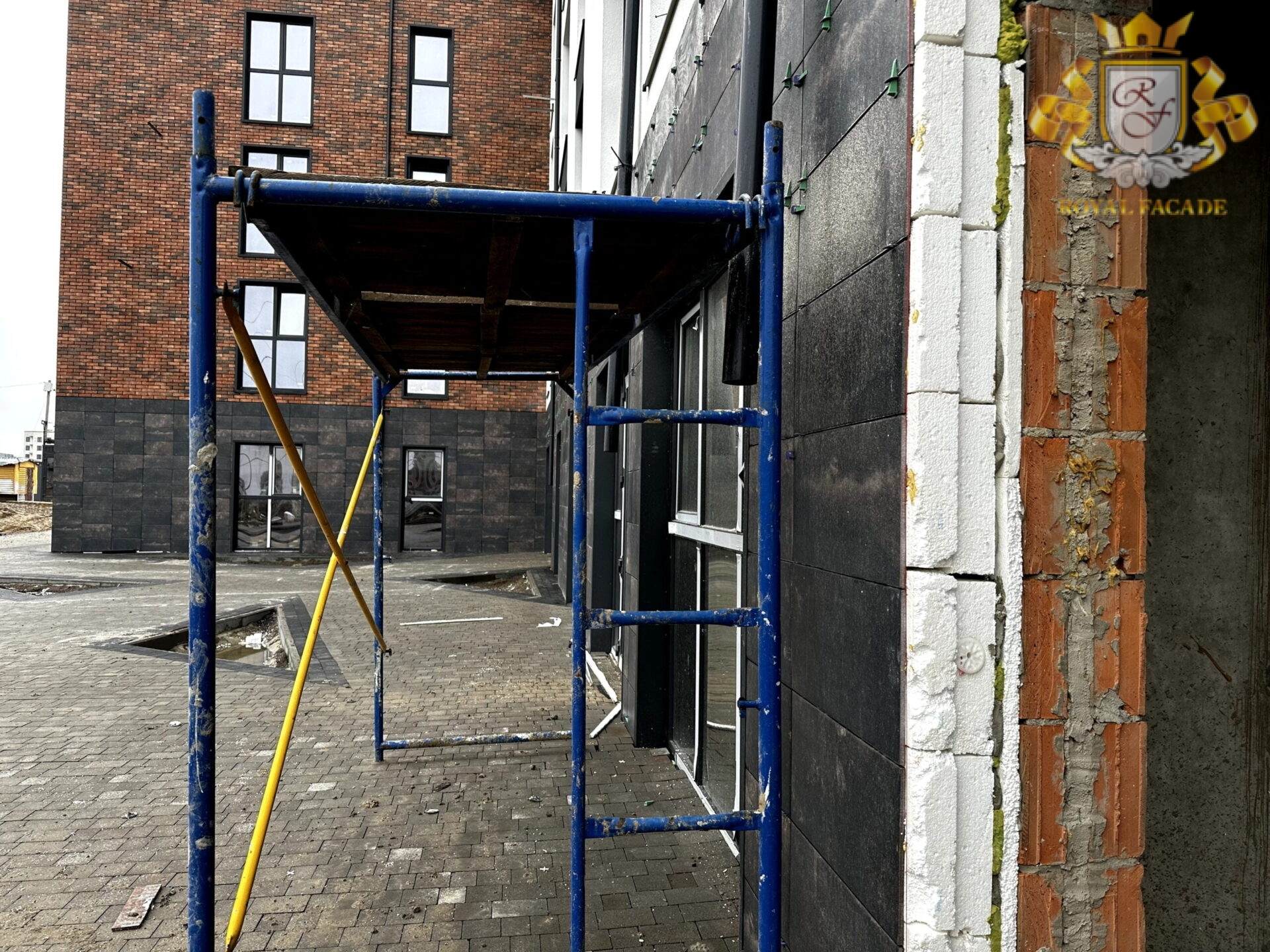 Elewacja budynku z brązowymi płytkami Scandiano brown i Loft brick chili złożenie