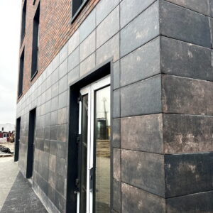 Brązowe płytki Scandiano na piwnicy i chili z cegły Loft na elewacji budynku mieszkalnego