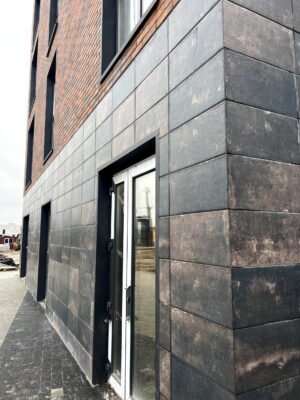 Scandiano brown tile on the plinth and Loft brick chili on the facade of the apartment building