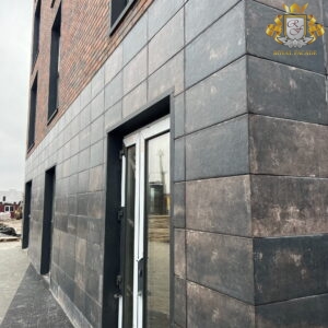 Płytka Scandiano brown na cokole oraz Loft brick chili na elewacji apartamentowca