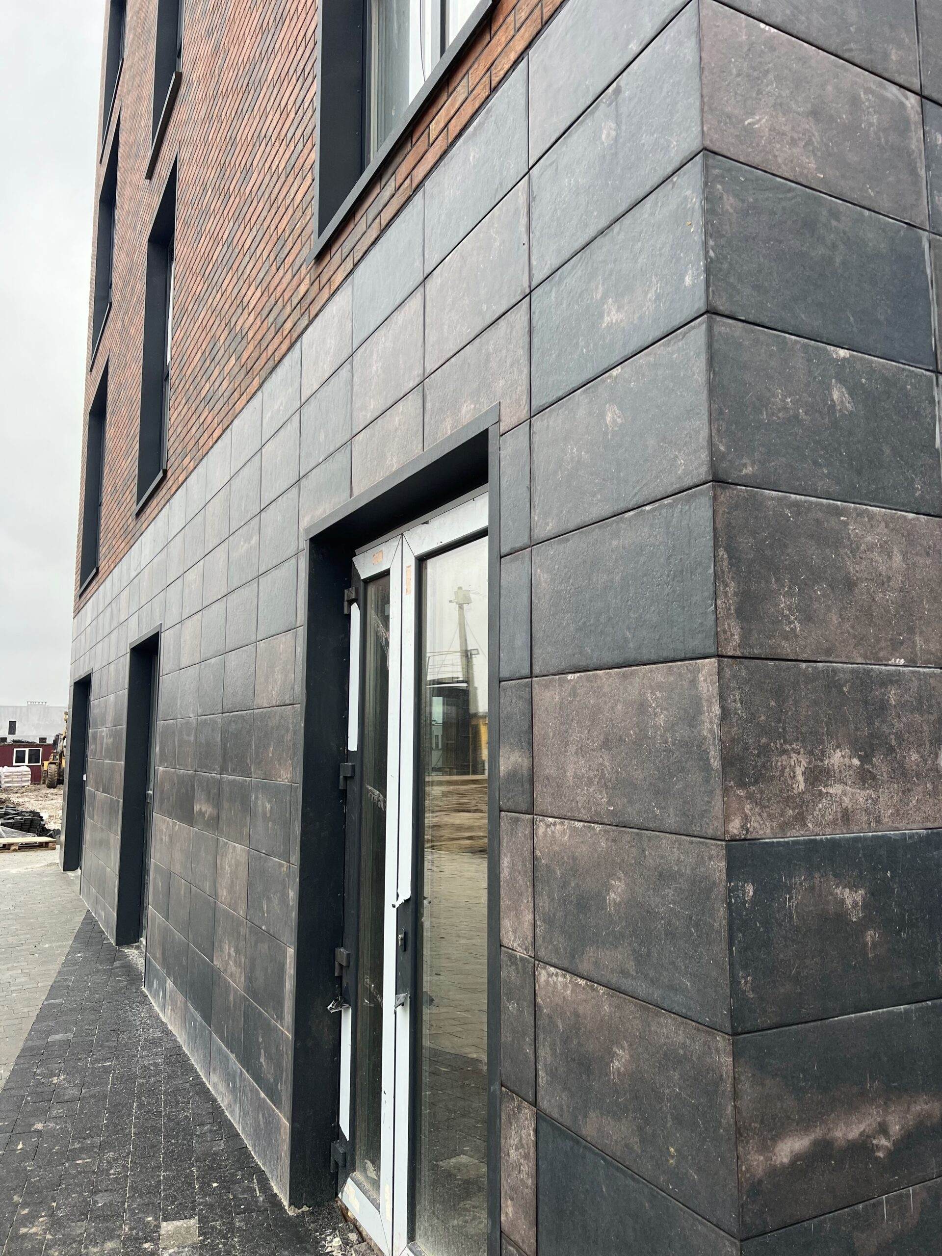 Płytka Scandiano brown na cokole oraz Loft brick chili na elewacji apartamentowca