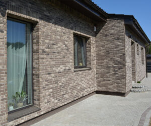 The façade is finished with clinker tiles with thermal insulation in the base