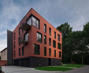 The facade is thermal insulated with thermal panels tiled with King Klinker tiles