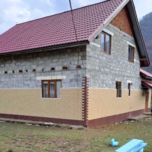 Fațada fațadei unei case din satul Kolochava cu gresie Sand Cerrad