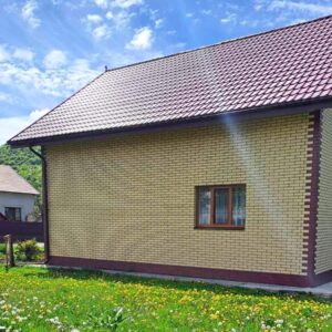 Fațada unei case din munții din Transcarpatia cu panouri termoizolatoare Royal Facade