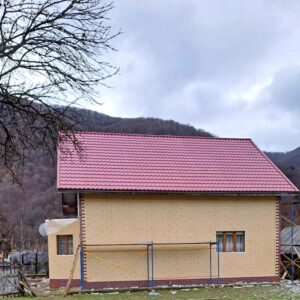 Casă în munții din Transcarpatia cu gresie de clincher