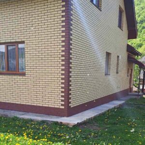 Fațada unei case din districtul Khust cu gresie Sand Cerrad