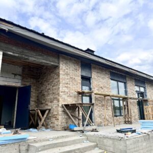 Izolacja domu w Chodosiwce panelami cieplnymi z płytkami Cerrad Piatto Sand