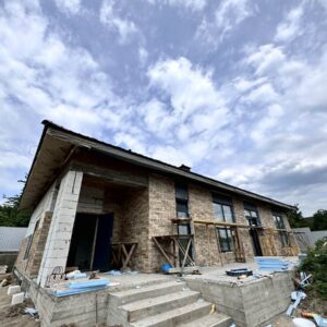 Ocieplenie elewacji domu w dzielnicy Obukhiv płytkami Viano Antracite