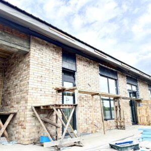 Wielkoformatowe płytki Viano Antracite na elewacji domu w Chodosiwce