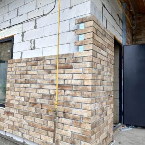 Elewacja domu w obwodzie kijowskim z klinkierowymi panelami termoizolacyjnymi