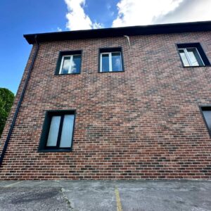 Office with thermopanel cladding Loft Brick Chile