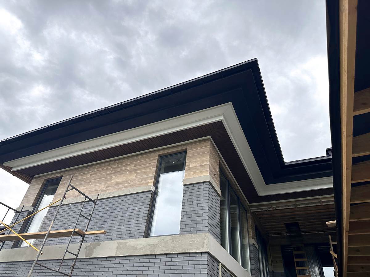 Facing the facade of the house with King Klinker Misty Morning tiles