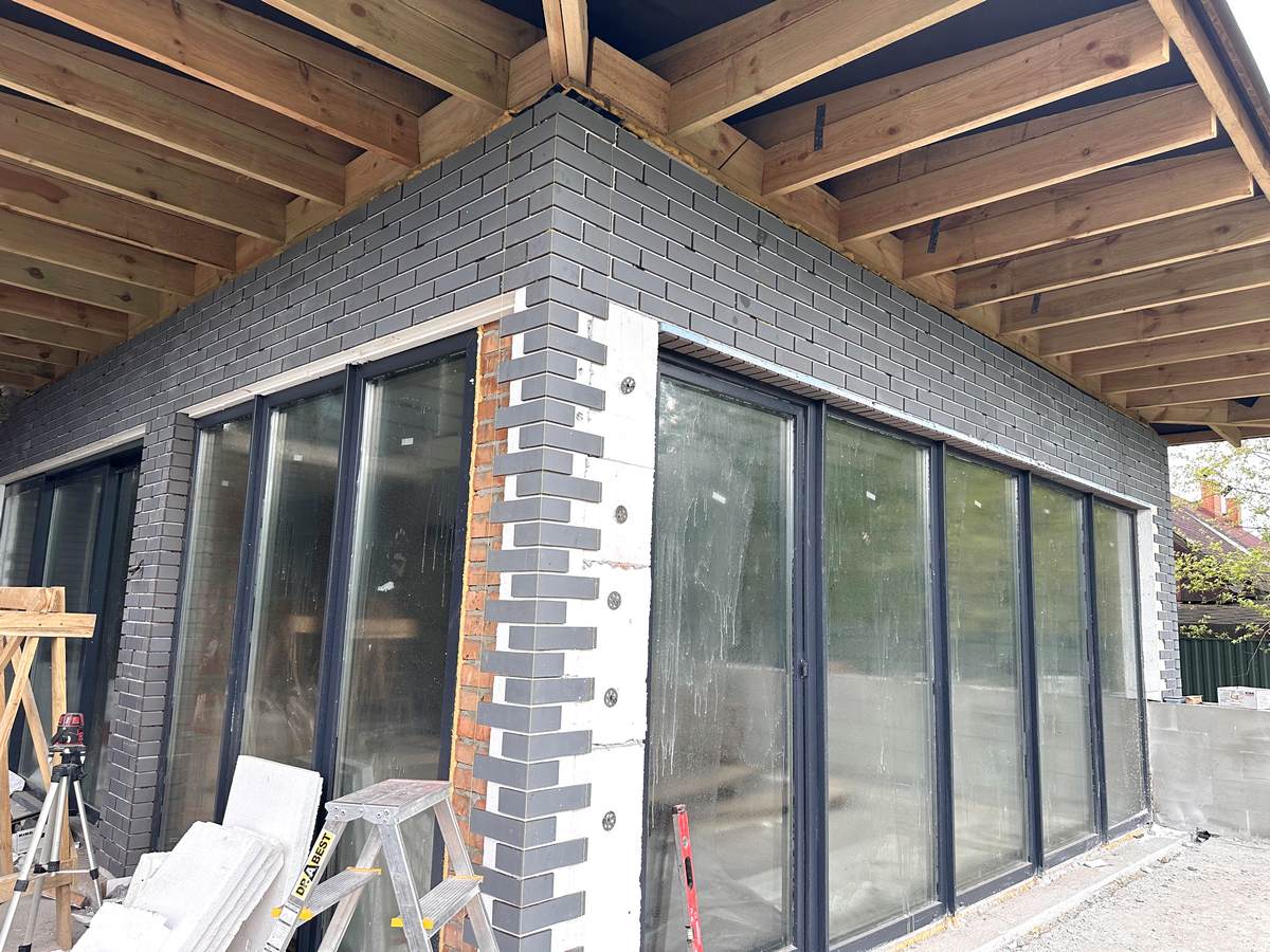 Installation of thermal panels with large-format tiles GRAPIA SABBIA