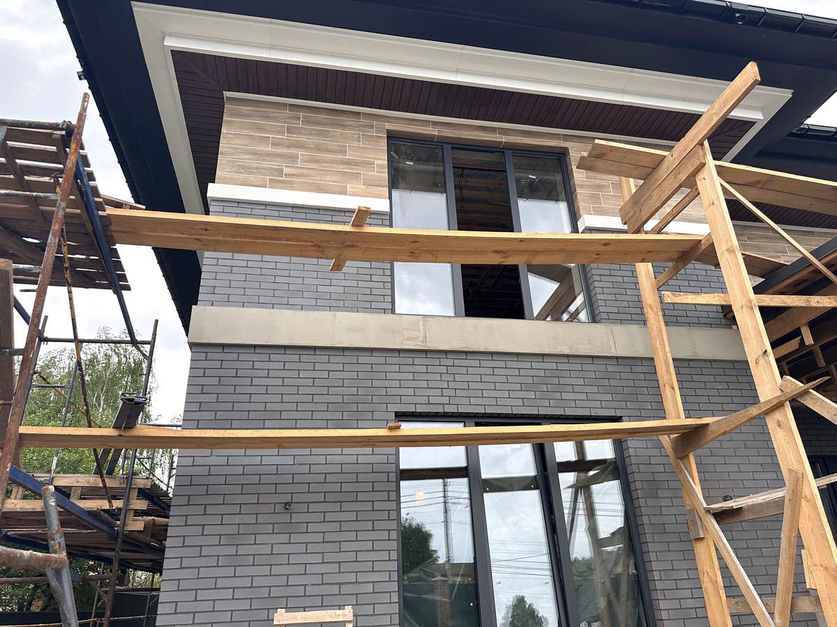 Insulation of a house with expanded polystyrene and GRAPIA SABBIA tiles