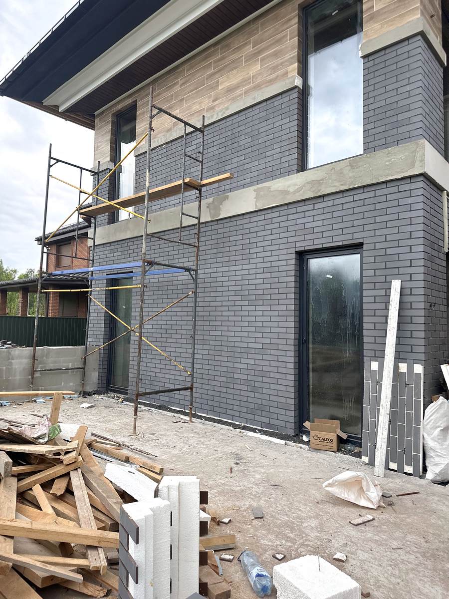 Aesthetic facade cladding with thermal panels with expanded polystyrene