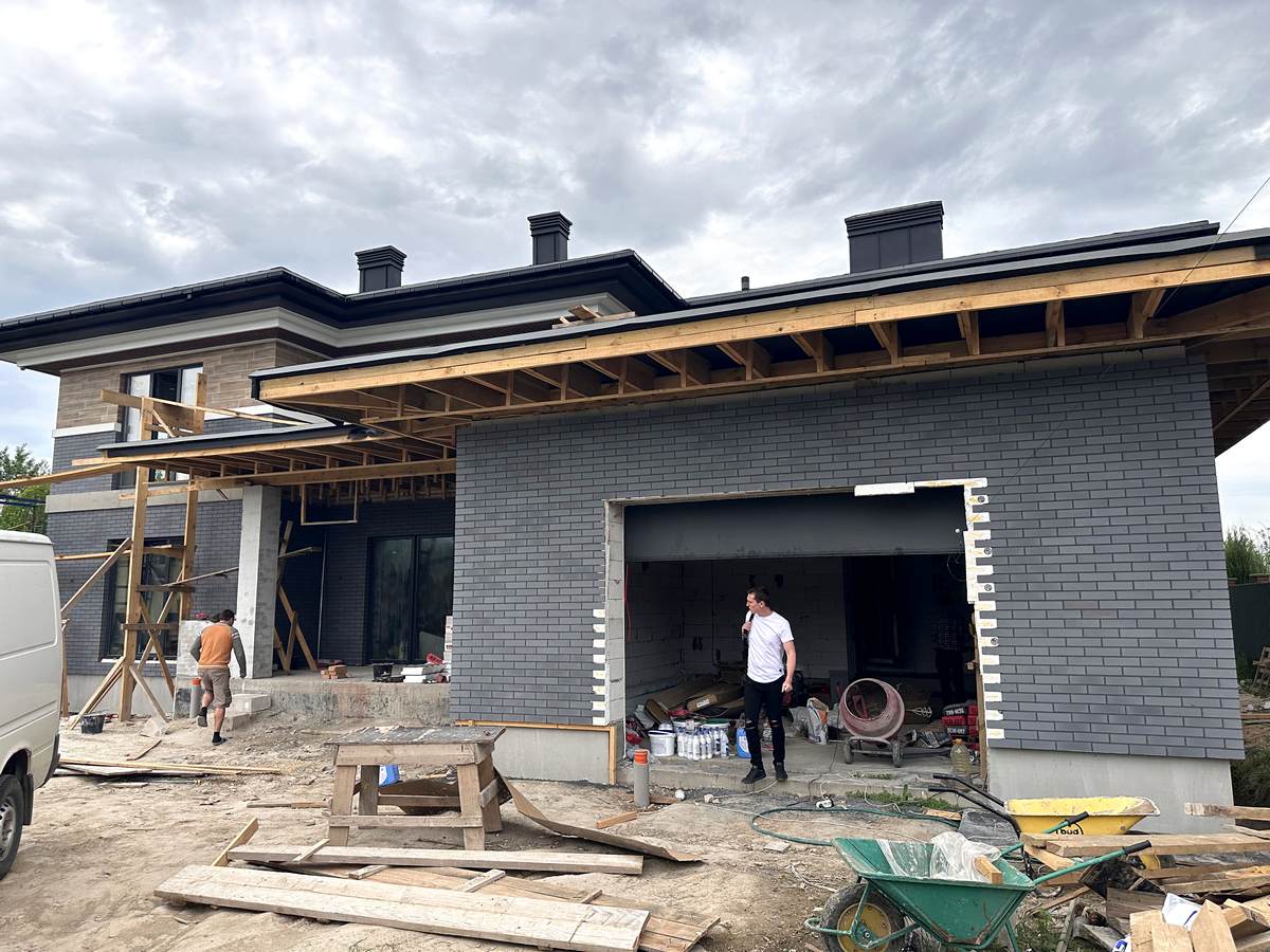 Facade works with insulation with Cerrad GRAPIA SABBIA thermal panels