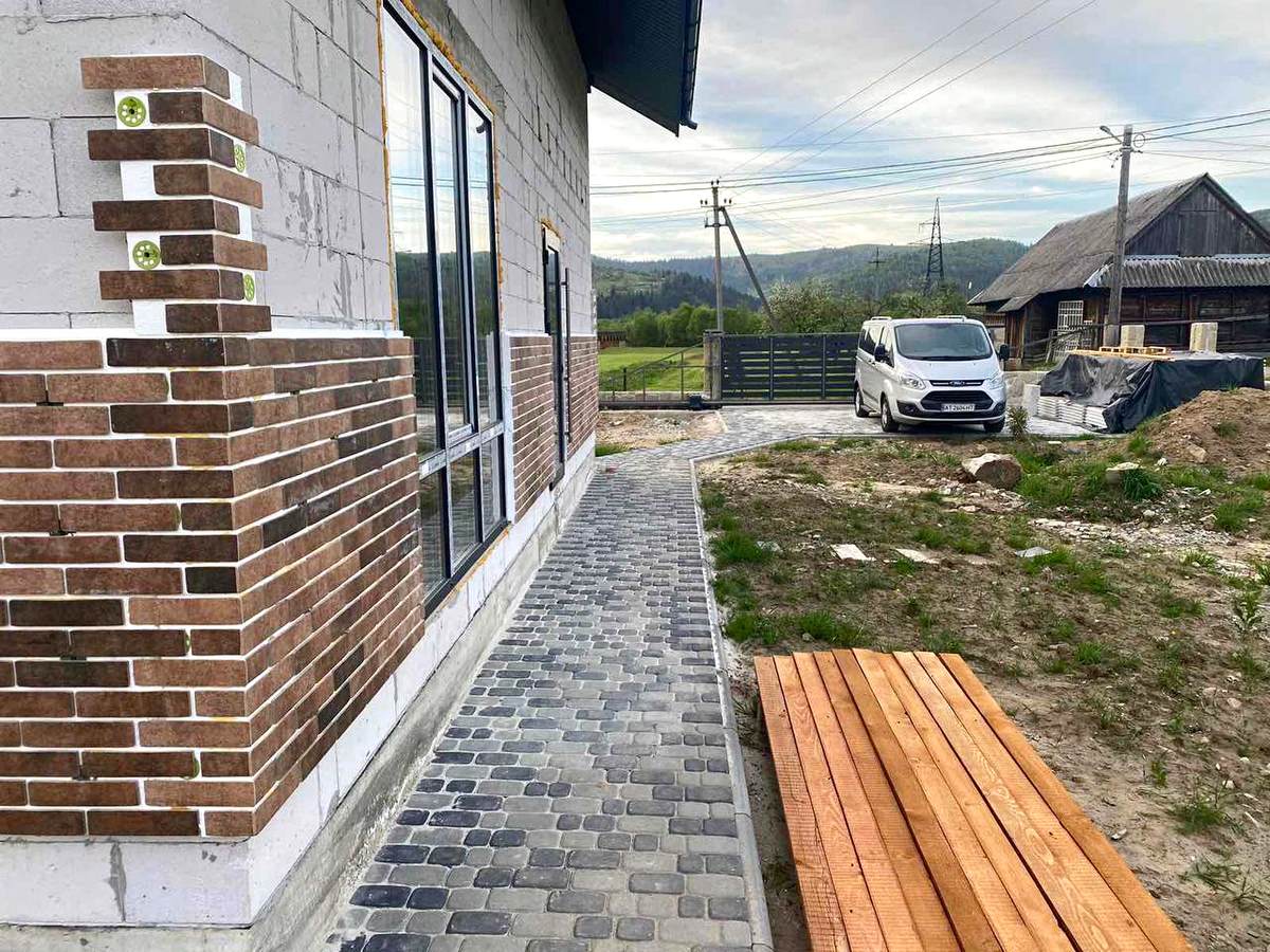 Izolacja domu w Mykuliczynie za pomocą paneli termicznych z płytkami Golden Tile