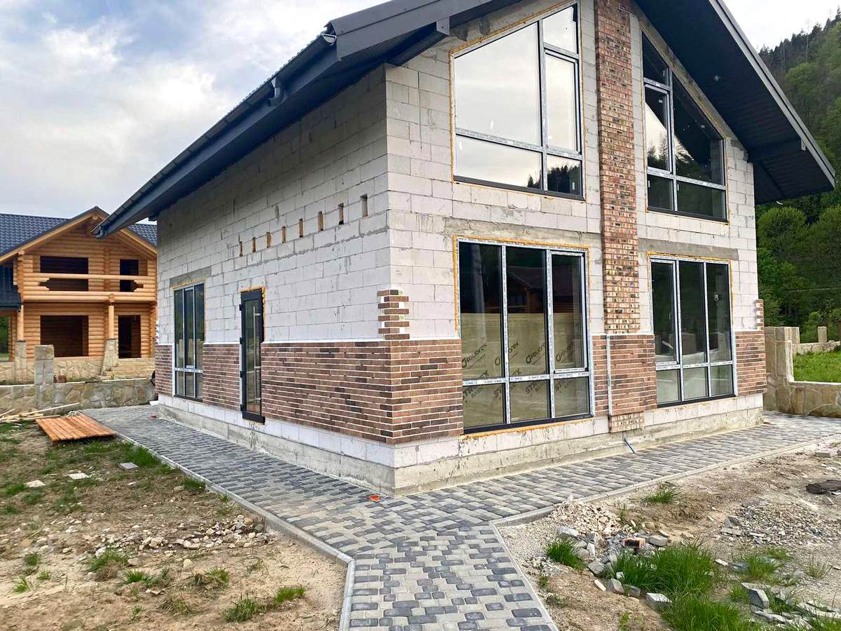 Okładzina elewacyjna we wsi Mykulychyn z płytek Seven Tones Orange