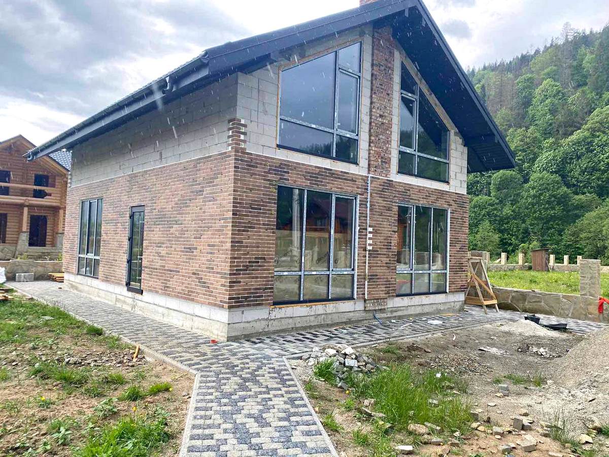 Montaż klinkierowych paneli termoizolacyjnych Golden Tile na domu