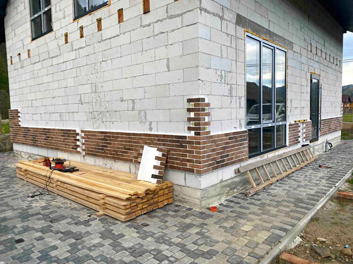 Izolacja termiczna domu w Mykuliczynie panelami elewacyjnymi Golden Tile