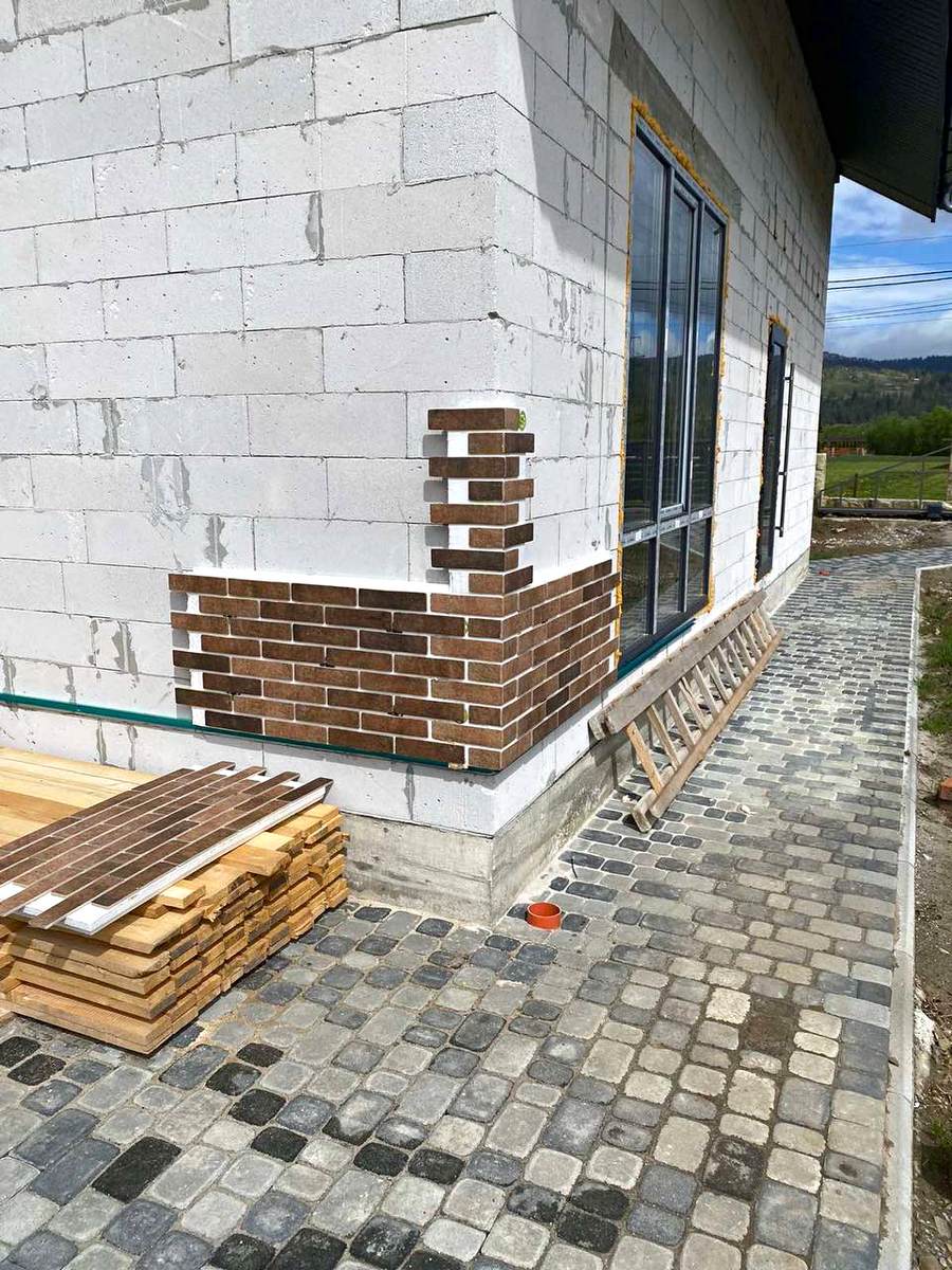 Instalacja paneli termicznych z płytkami klinkierowymi we wsi Mykulychyn