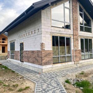 Placarea fațadei în satul Mykulychyn cu țigle Seven Tones Orange