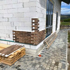 Instalare de panouri termoizolante cu plăci de clincher în satul Mykulychyn