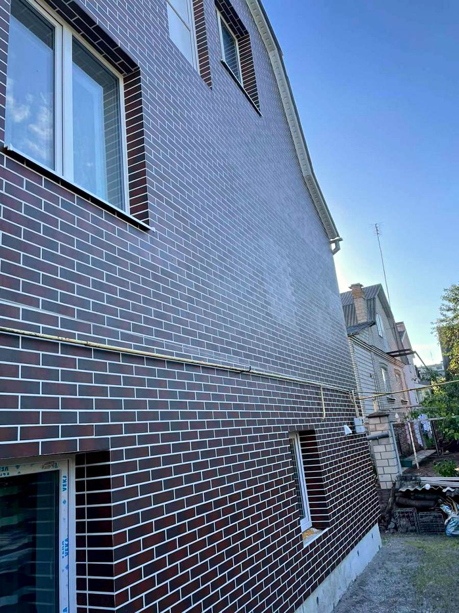 Energy-efficient facade with Paradyz CLOUD BROWN thermal panels in Zhmerynka