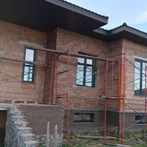 Einbau von Royal Facade Klinker-Wärmepaneelen mit Cerrad LOFT BRICK CHILI-Platten