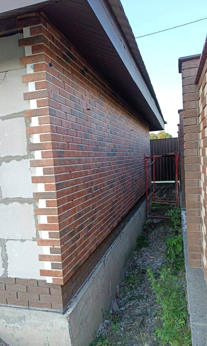 House facade with Cerrad LOFT BRICK CHILI clinker tiles