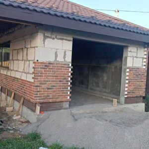 Isolierung eines Privathauses mit Thermoplatten in der Region Khmelnytskyi