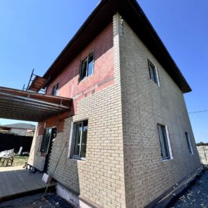 Instalacja klinkierowych paneli termicznych Royal Facade w Szepitkach