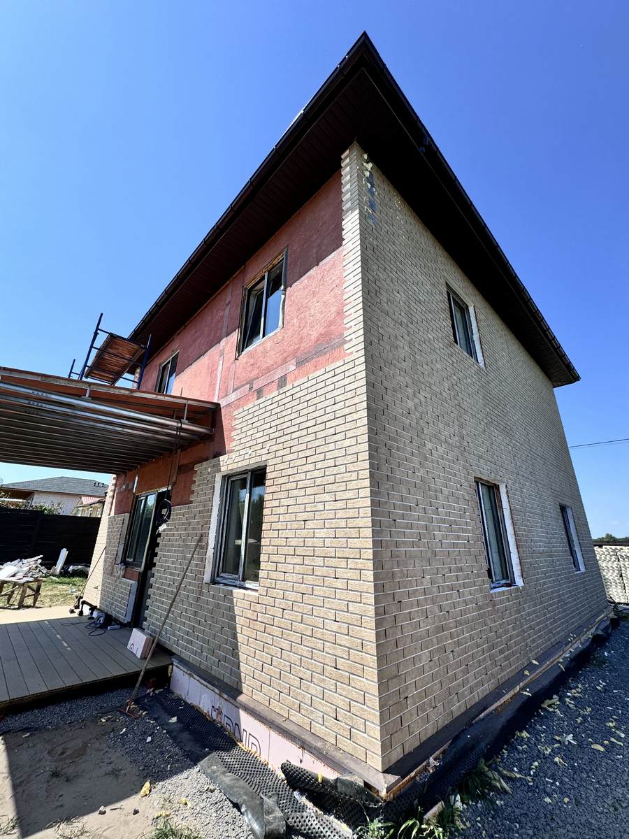 Instalacja klinkierowych paneli termicznych Royal Facade w Szepitkach