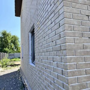 Płytki Cerrad LOFT BRICK SALT na elewacji domu w miejscowości Szepitki