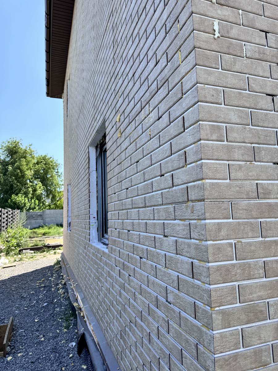 Płytki Cerrad LOFT BRICK SALT na elewacji domu w miejscowości Szepitki