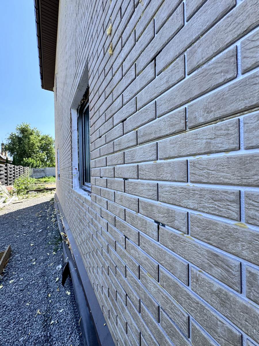 Panele termoizolacyjne z polistyrenu ekspandowanego na elewacji w Szepietkach