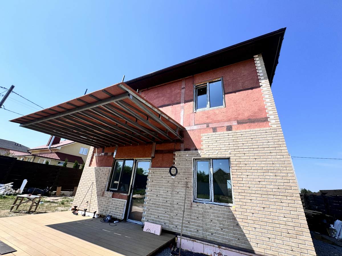 Ocieplenie elewacji domu płytkami LOFT BRICK SALT w dzielnicy Bucha