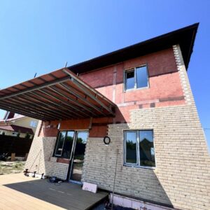 Fațadarea unei case cu plăci LOFT BRICK SALT în cartierul Bucha