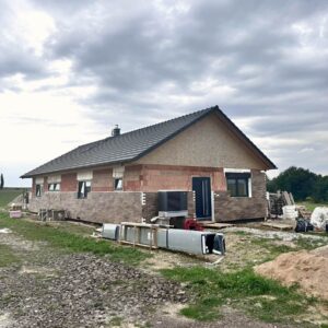 Fassade eines Hauses mit hellen Fliesen in der Tschechischen Republik