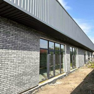 Placare a fațadei cu plăci LONDON ANTHRACITE cu umplutură neagră pentru rosturi