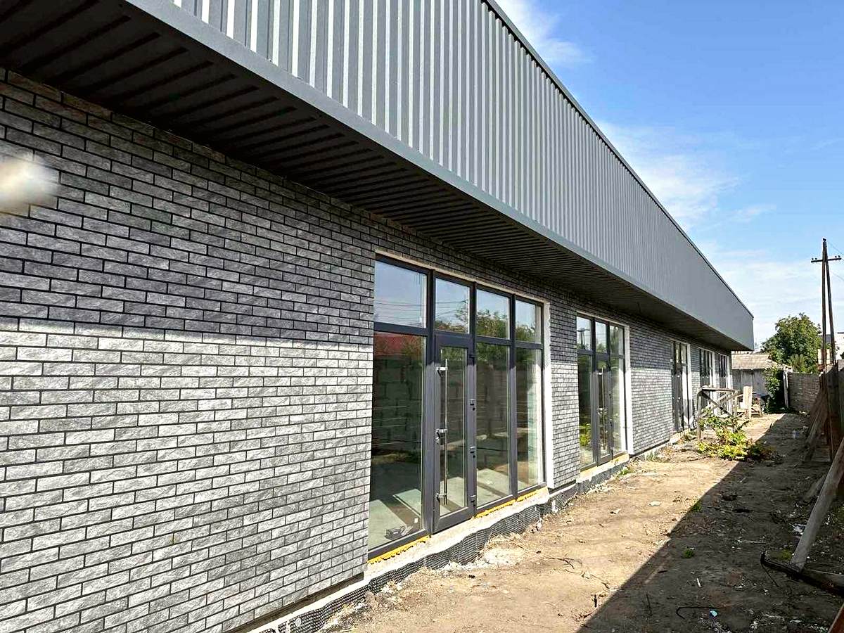 Placare a fațadei cu plăci LONDON ANTHRACITE cu umplutură neagră pentru rosturi