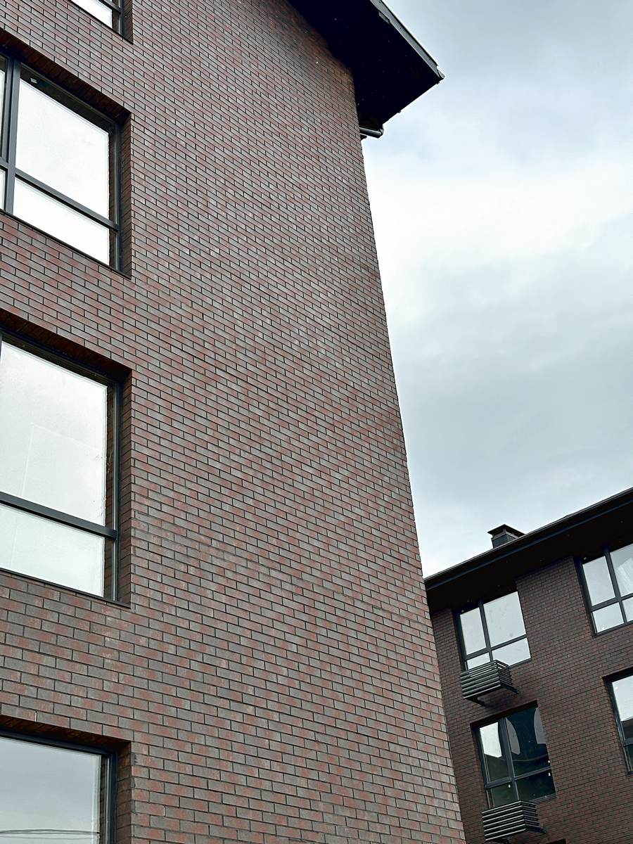 Facing the facade of a residential complex in the village of Svyatopetrivske