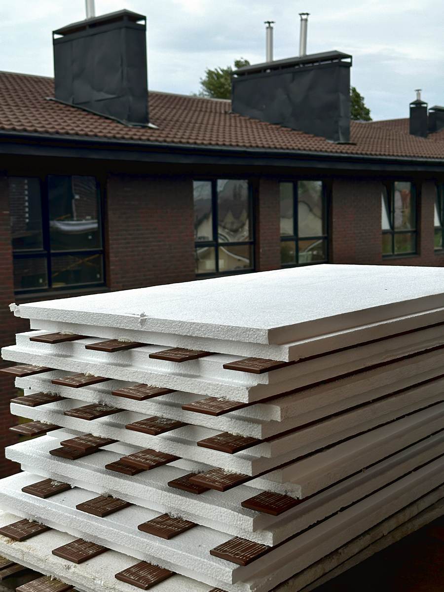 Installation of facade thermal panels in a residential complex