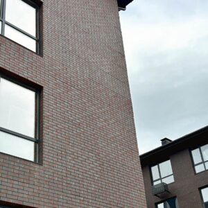 Verkleidung der Fassade eines Wohnkomplexes im Dorf Svyatopetrivske